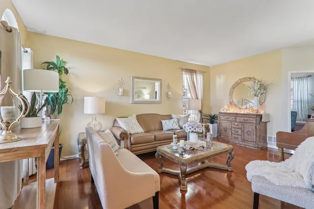 $499,999 | 18466 West Springwood Drive, Grayslake, IL 60030