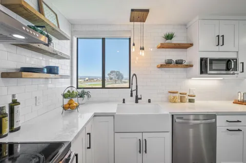 a view of a livingroom with furniture