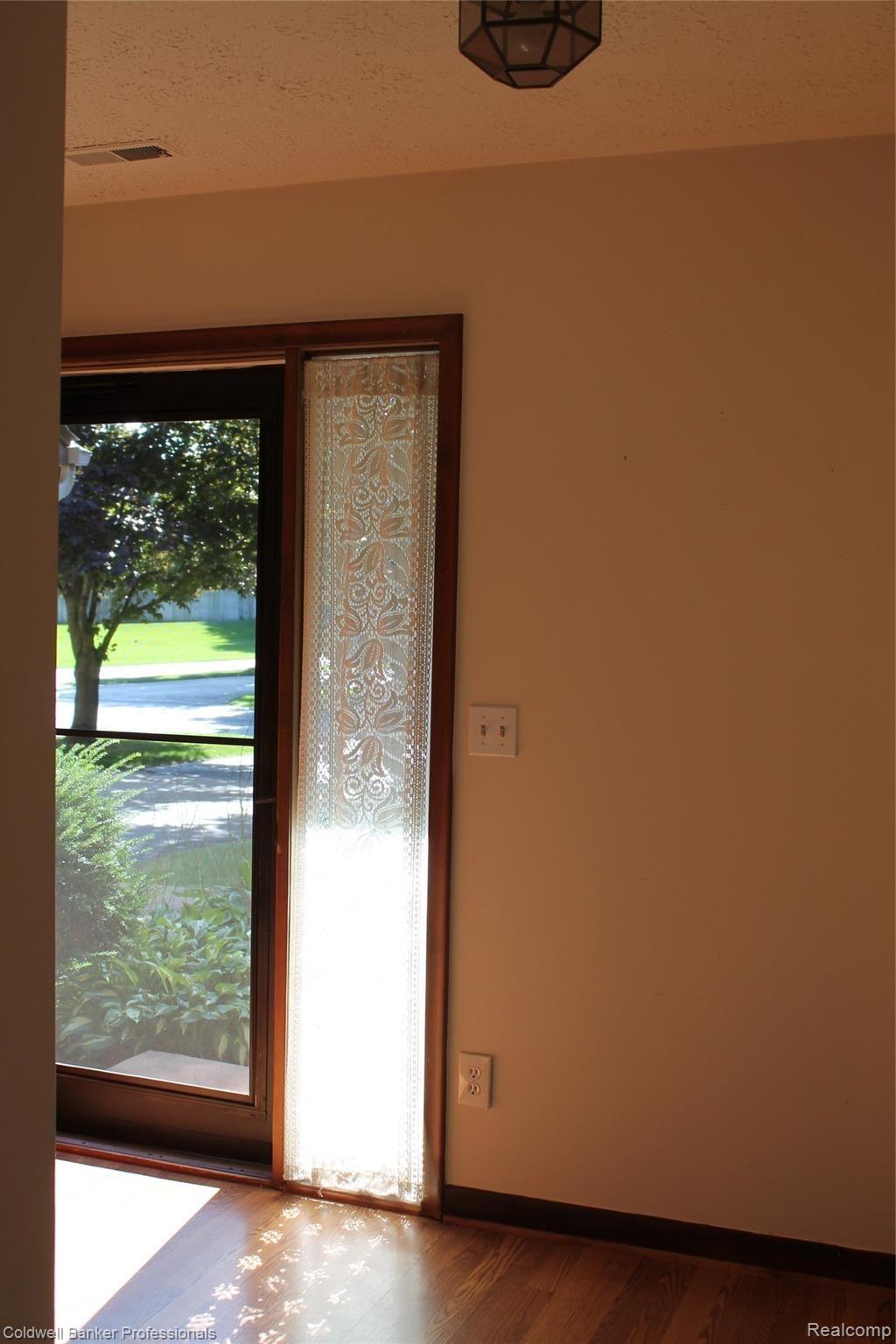 150 Woodstone Road, Unit 8 Waterford, MI 48327 - Photo 3 of 26 Foyer IMG_2508.JPG