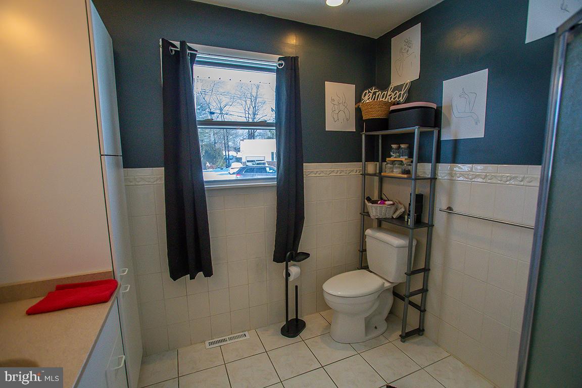 1232 Harding Road Vineland, NJ 08361 - Photo 4 of 29 a bathroom with a toilet and a shower