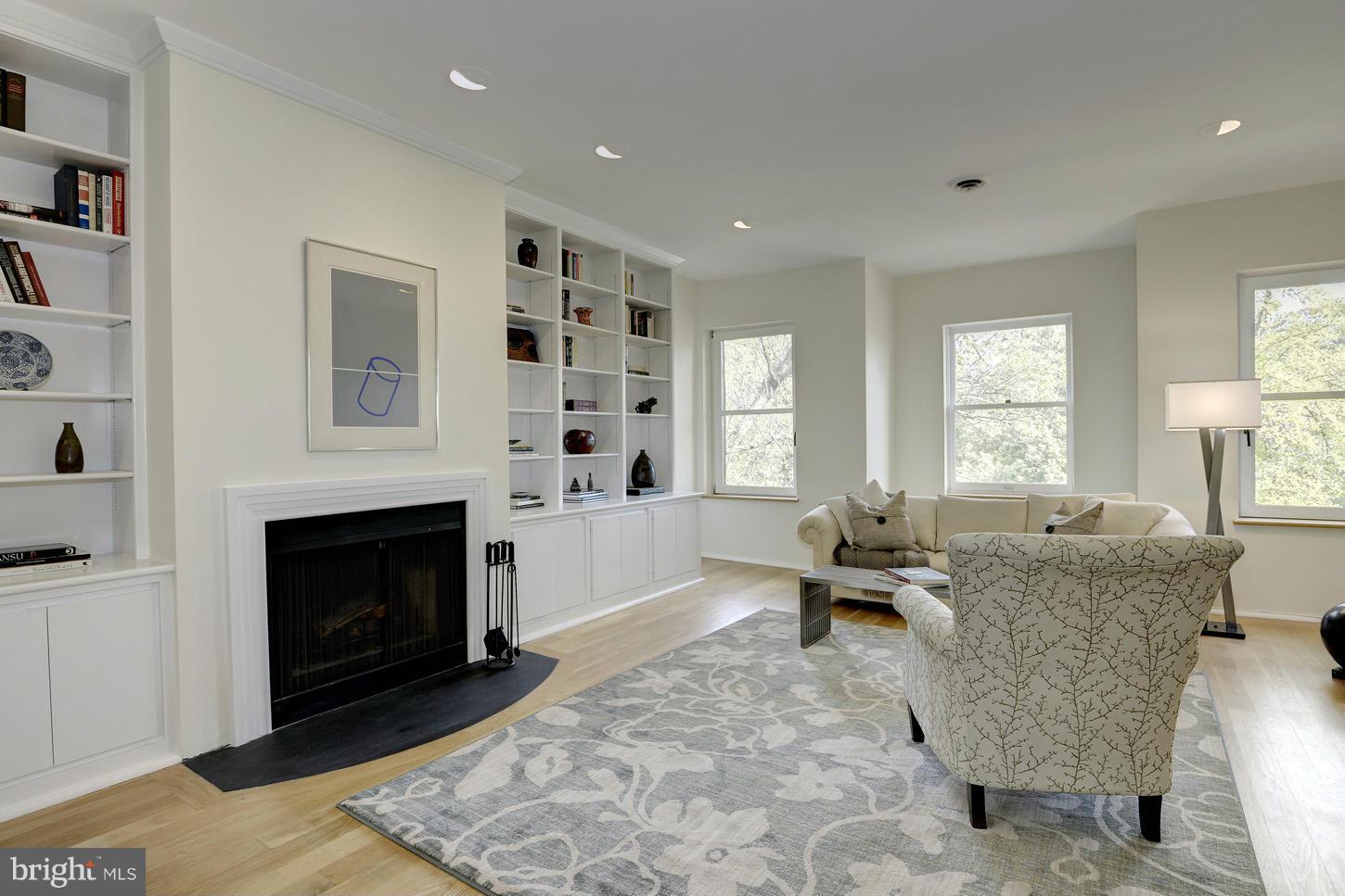 Living Room with fireplace
