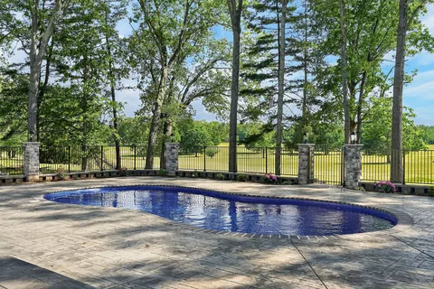 $1,179,000 | 28 Lakeland Drive, McMinnville, TN 37110