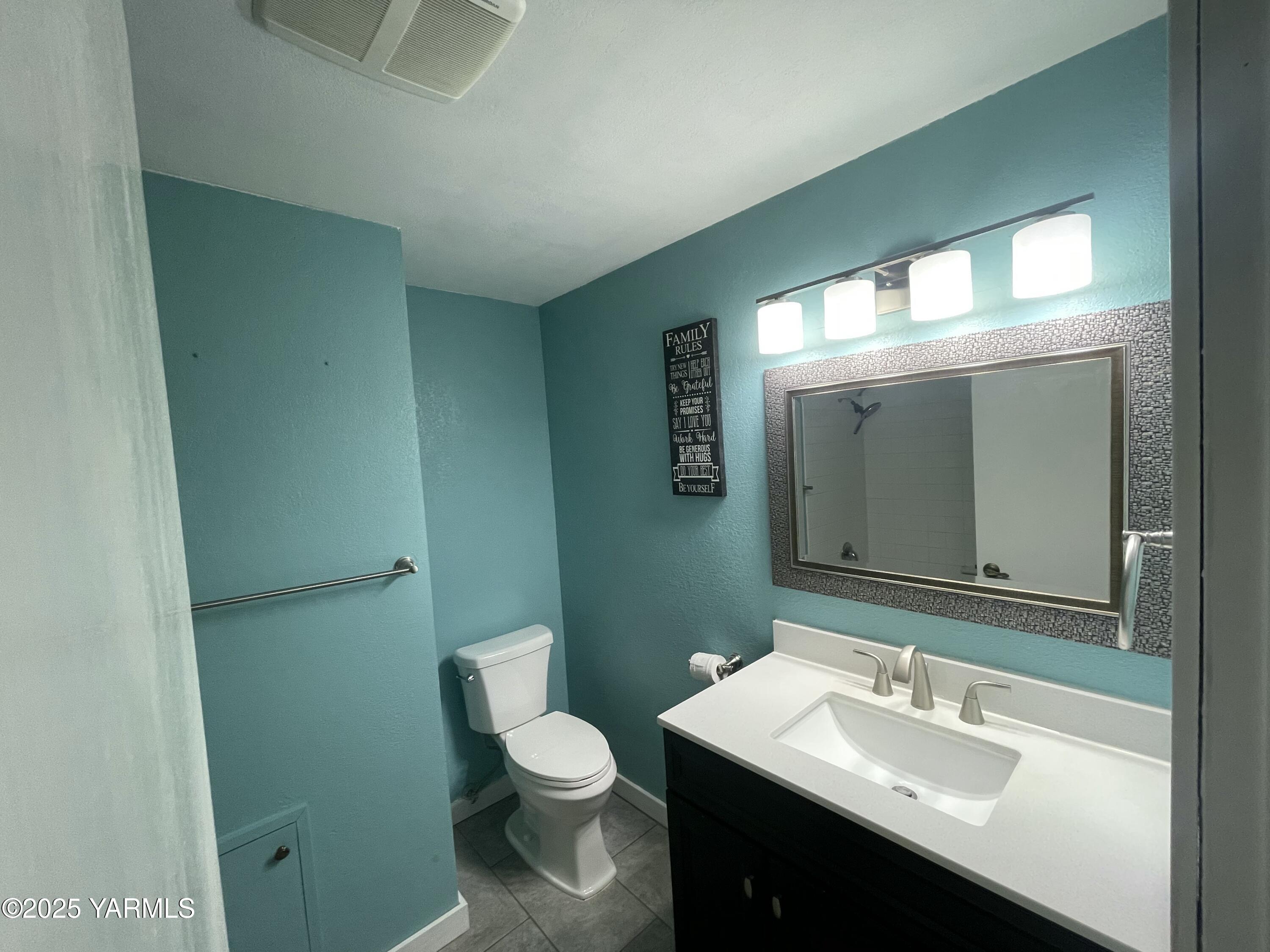 1602 Stein Road Yakima, WA 98908 - Photo 20 of 40 a bathroom with a sink a toilet and mirror