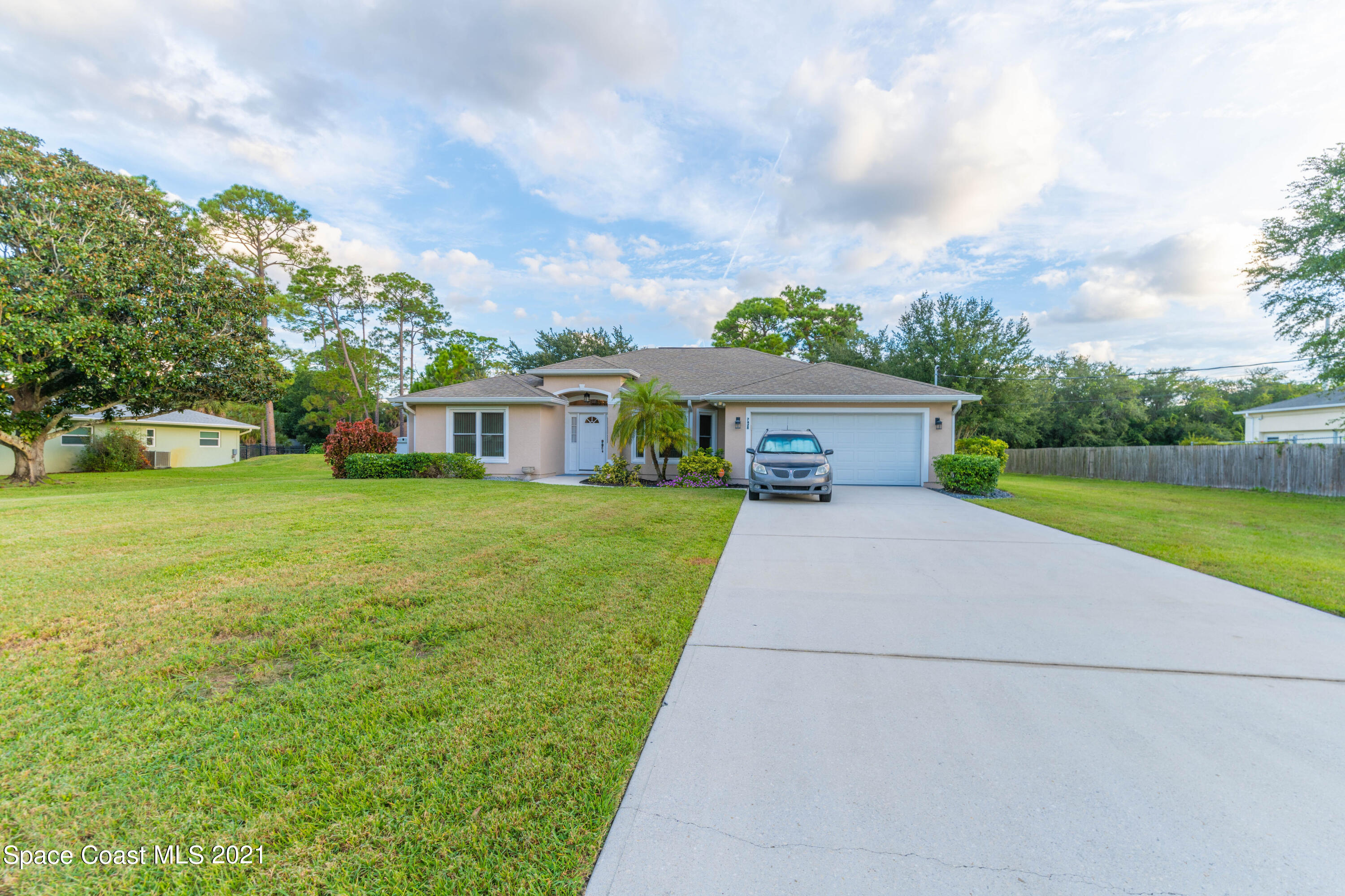 7428 Rodes Place Melbourne, FL 32904 - Photo 4 of 28 NZ7_9875