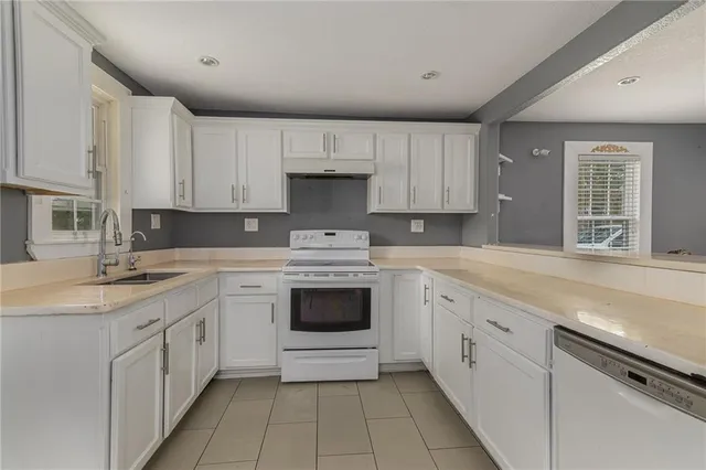 $319,950 | 9012 West 49th Street, Merriam, KS 66203