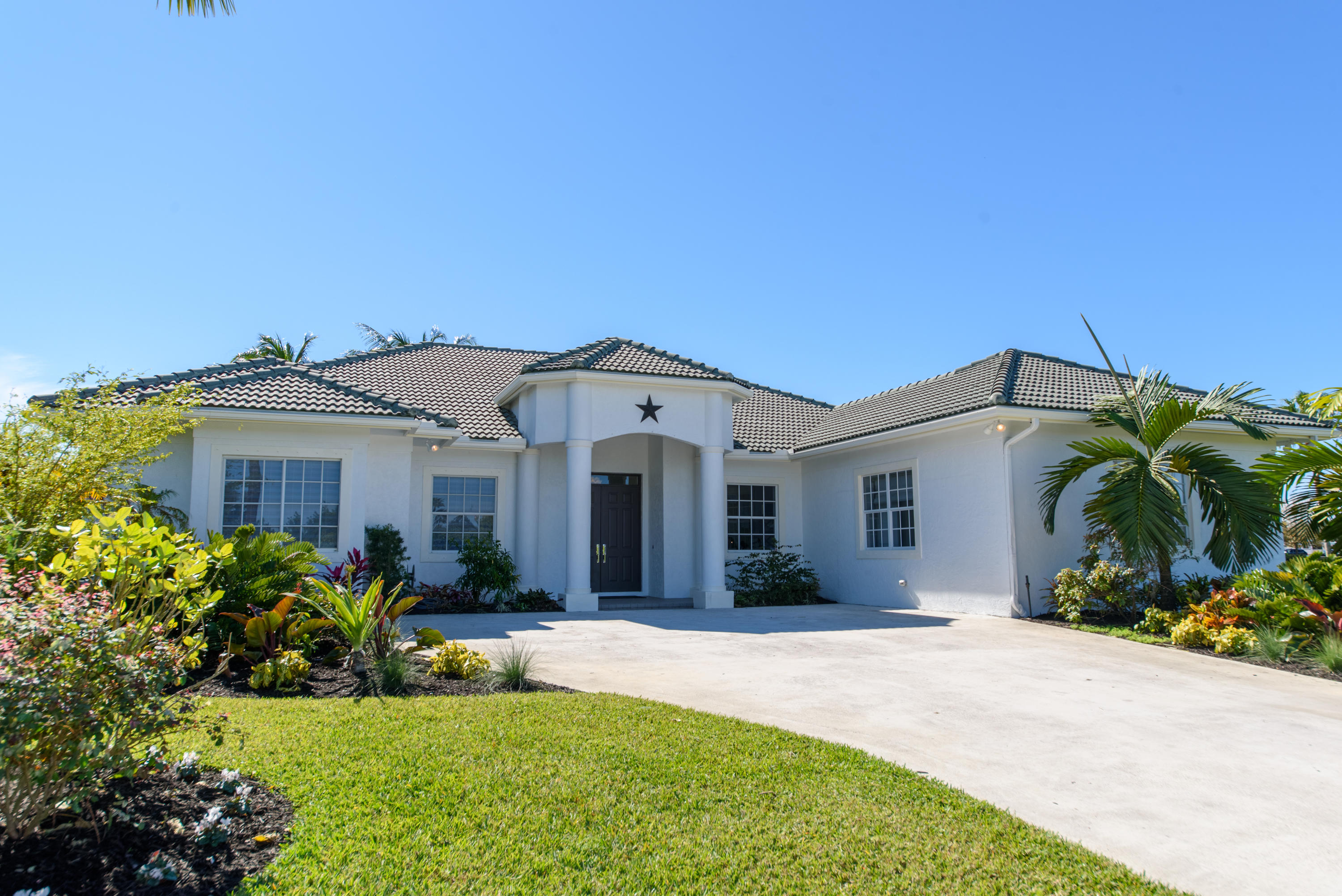 13200 Southfields Road Wellington, FL 33414 - Photo 5 of 39 Front driveway