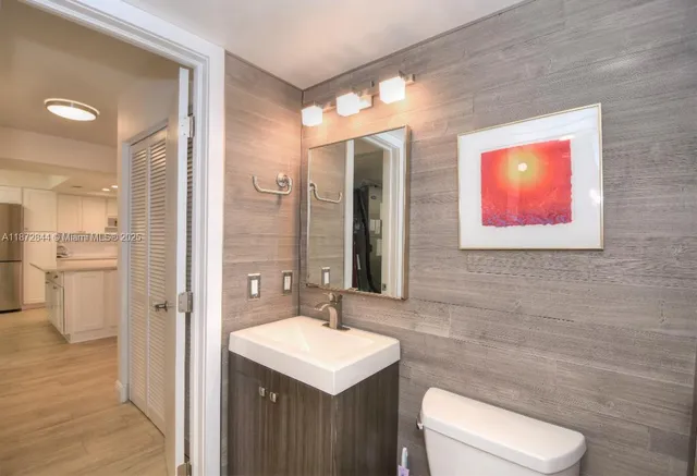 $1,000,000 | 2565 South Ocean Boulevard, Unit 205N, Highland Beach, FL 33487