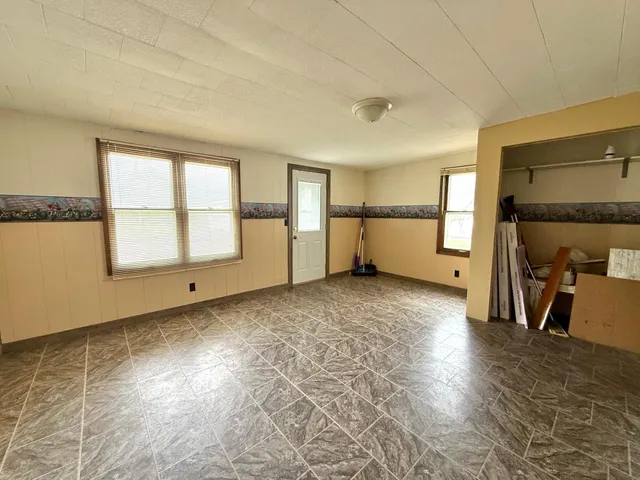 $100,000 | 109 White Street North, Comfrey, MN 56019