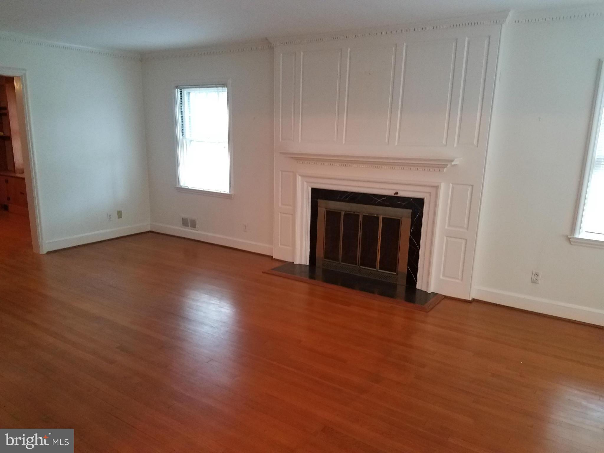 209 Churchwardens Road Baltimore, MD 21212 - Photo 11 of 30 Living Room