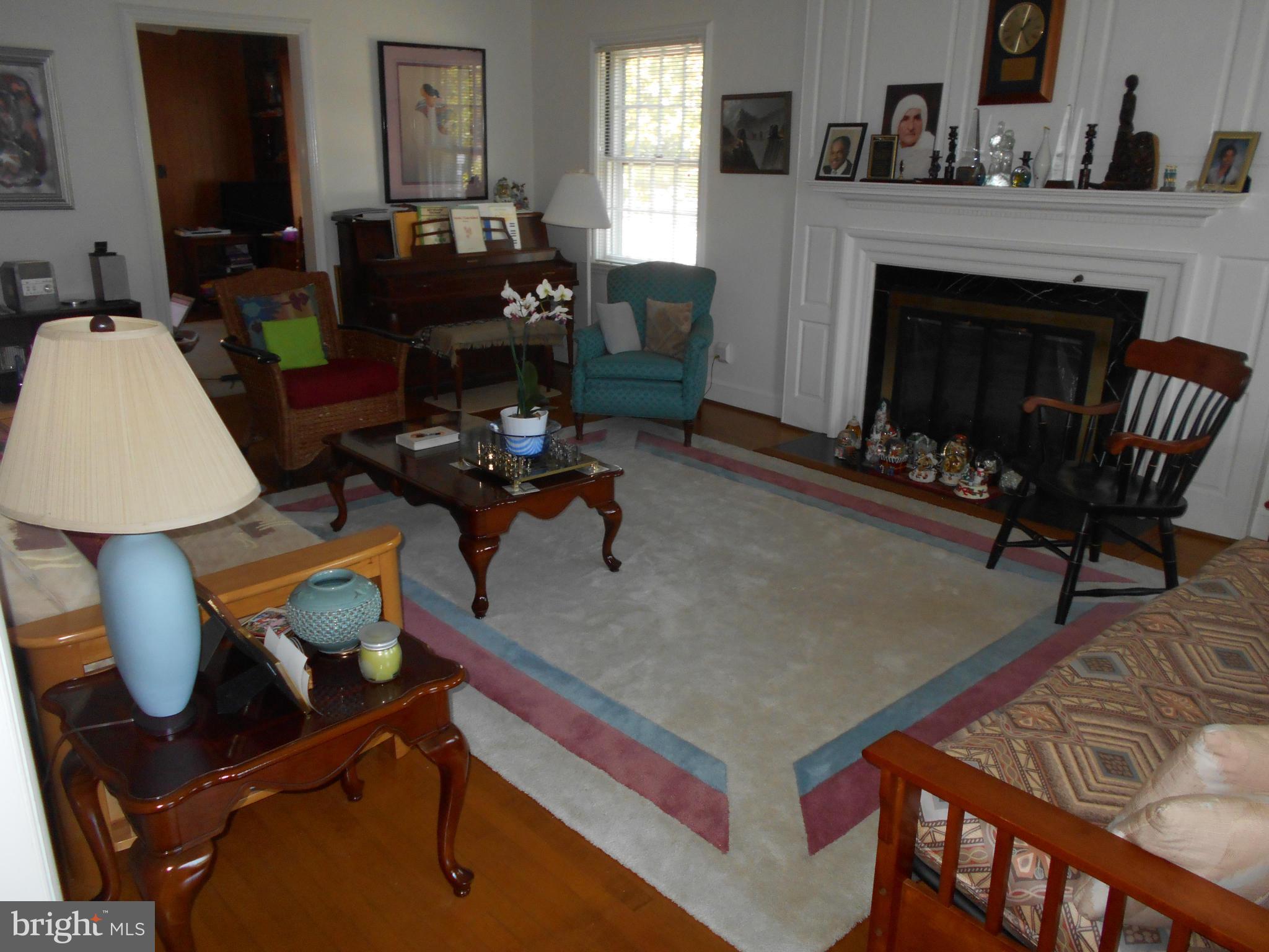 209 Churchwardens Road Baltimore, MD 21212 - Photo 16 of 30 Living Room