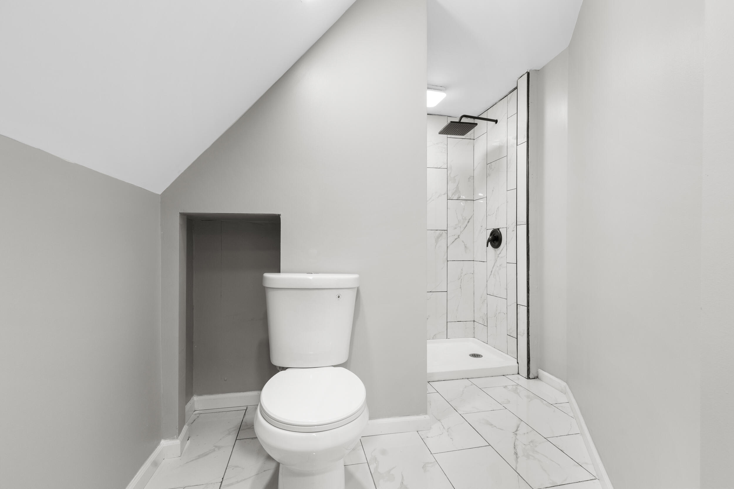 2908 West Clarke Street Milwaukee, WI 53210 - Photo 11 of 21 upper bath 2