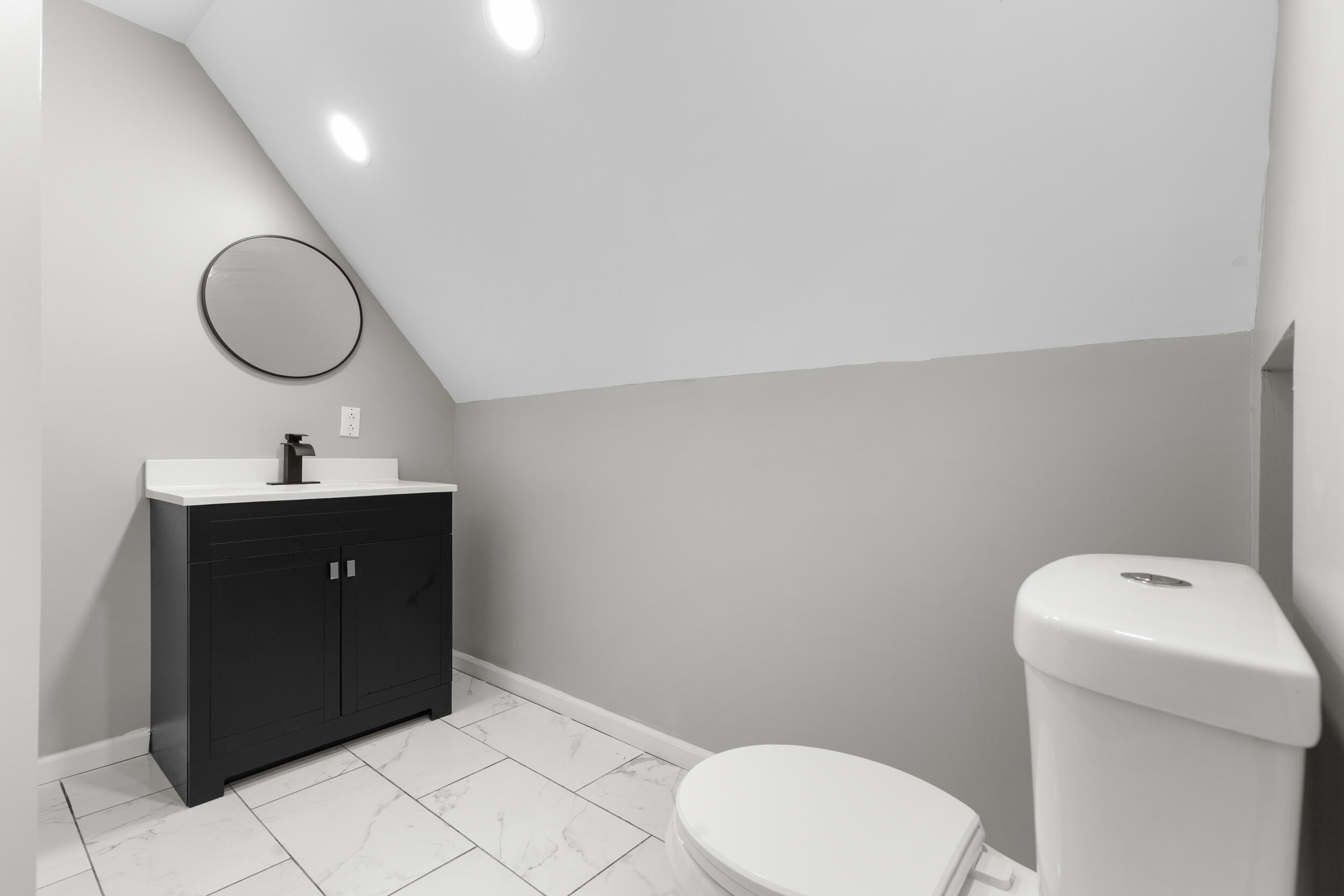 2908 West Clarke Street Milwaukee, WI 53210 - Photo 10 of 21 upper bath