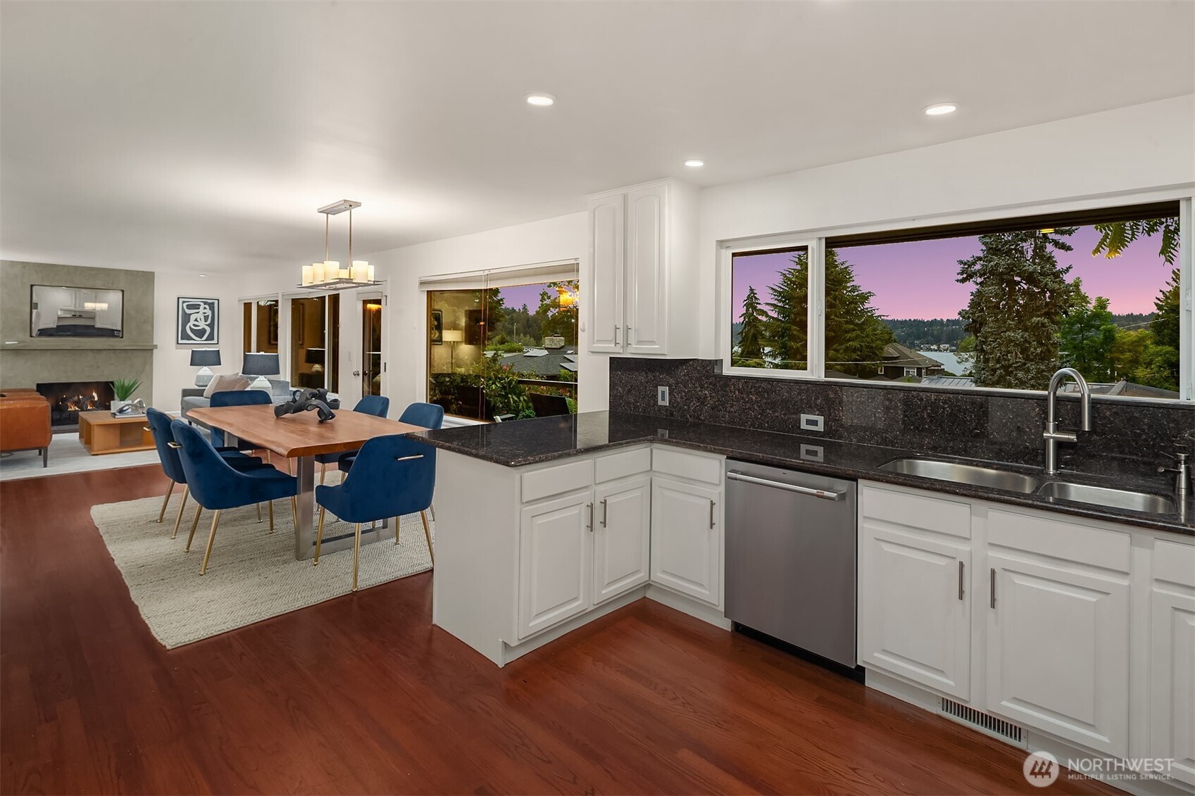 6425 Hampton Road South Seattle, WA 98118 - Photo 9 of 36