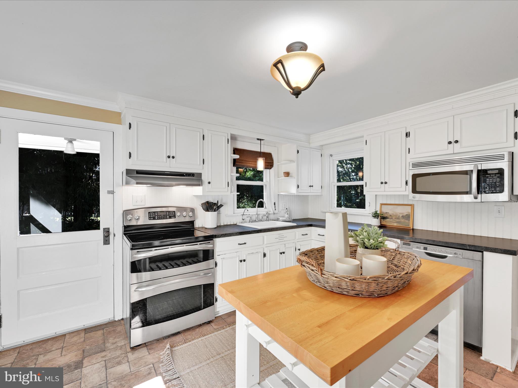925 Old Road Strasburg, PA 17579 - Photo 12 of 37 Kitchen