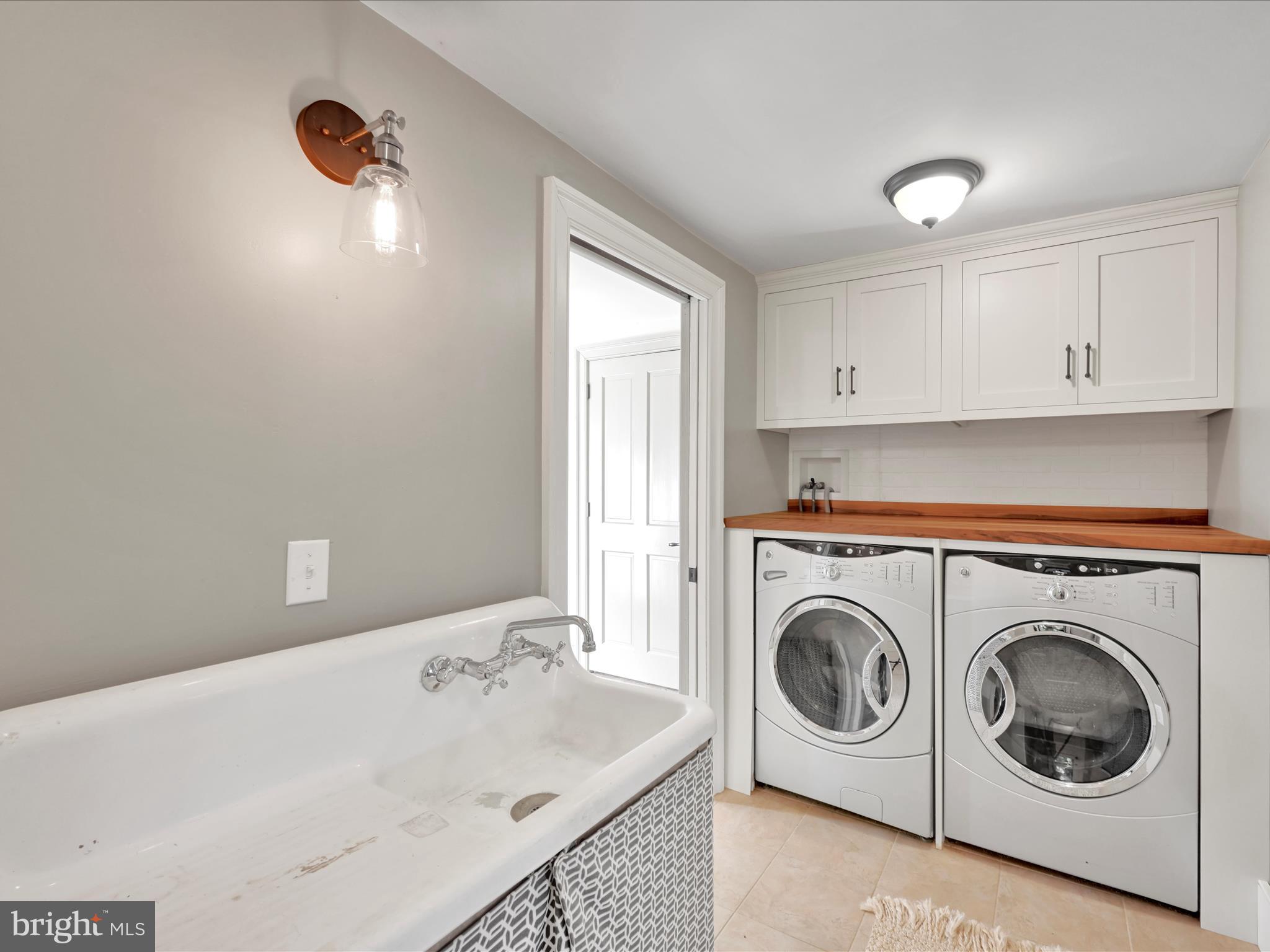 925 Old Road Strasburg, PA 17579 - Photo 17 of 37 Laundry Room