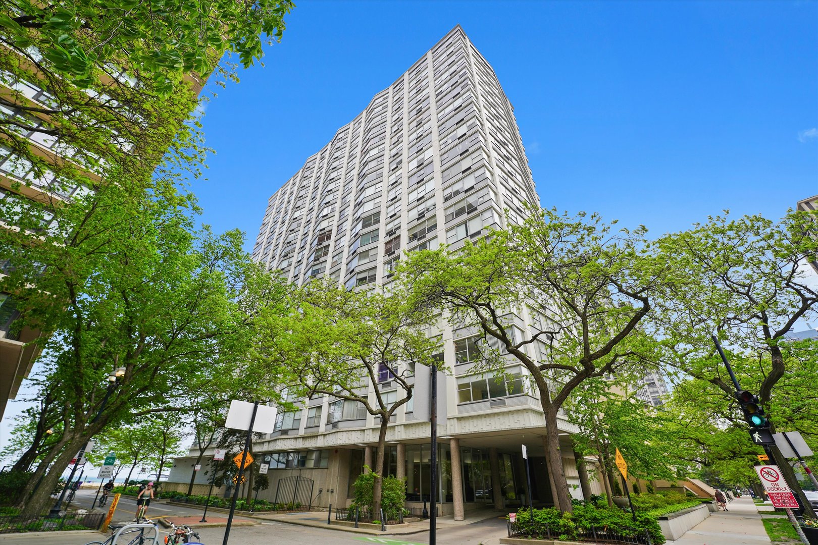 5757 North Sheridan Road, Unit 5J Chicago, IL 60660 - Photo 1 of 44 front view of a building