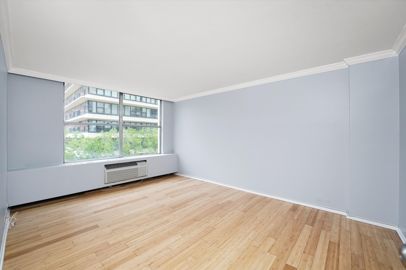 5757 North Sheridan Road, Unit 5J Chicago, IL 60660 - Photo 17 of 44 an empty room with wooden floor and windows