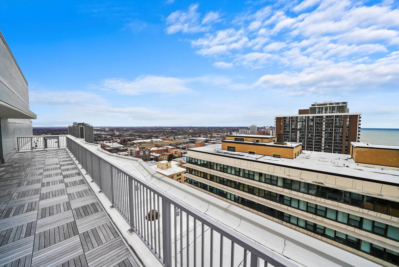 5757 North Sheridan Road, Unit 5J Chicago, IL 60660 - Photo 33 of 44 a balcony with a city view