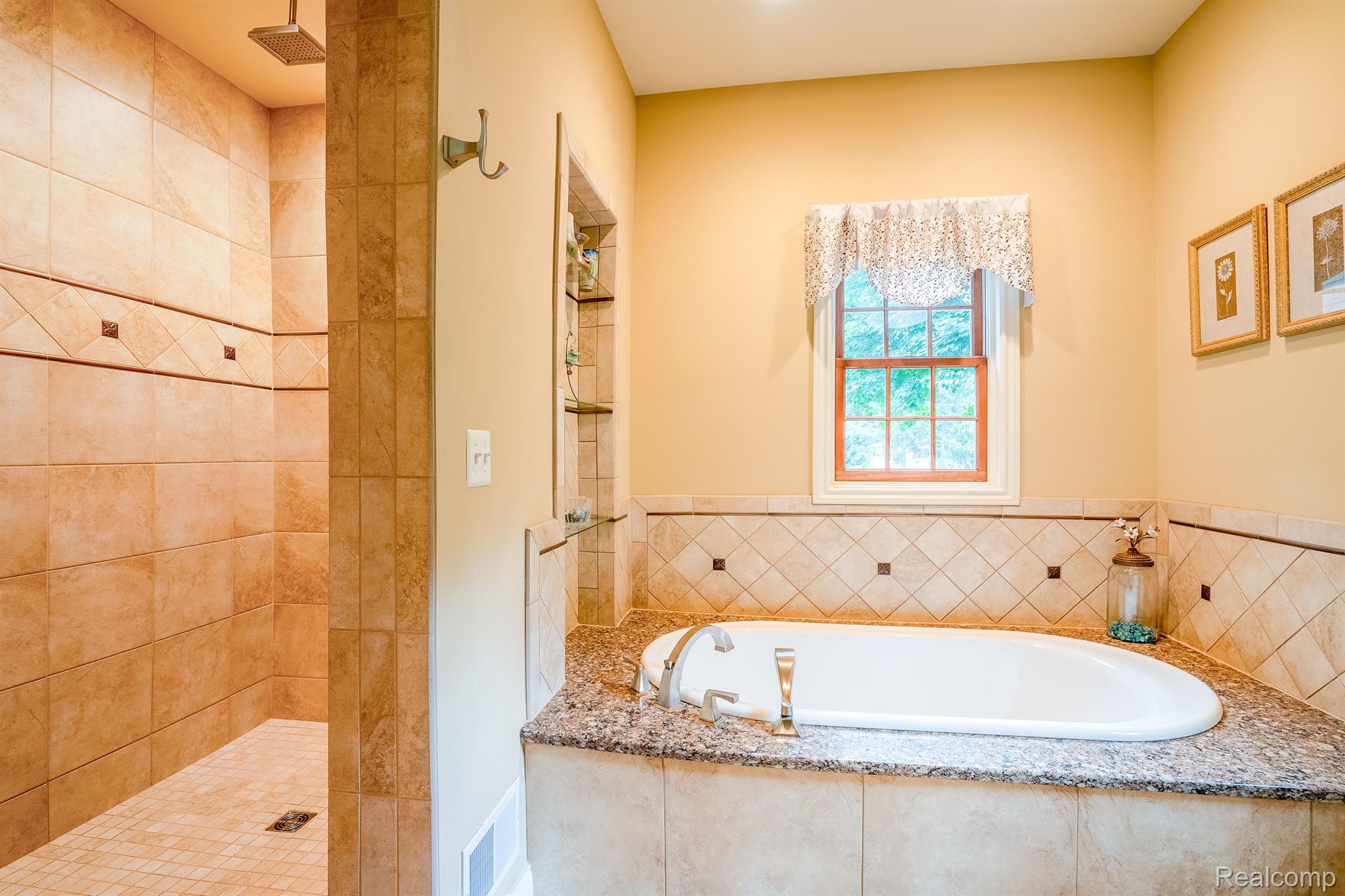 47185 Denton Road Belleville, MI 48111 - Photo 28 of 55 Primary Bathroom tub and shower