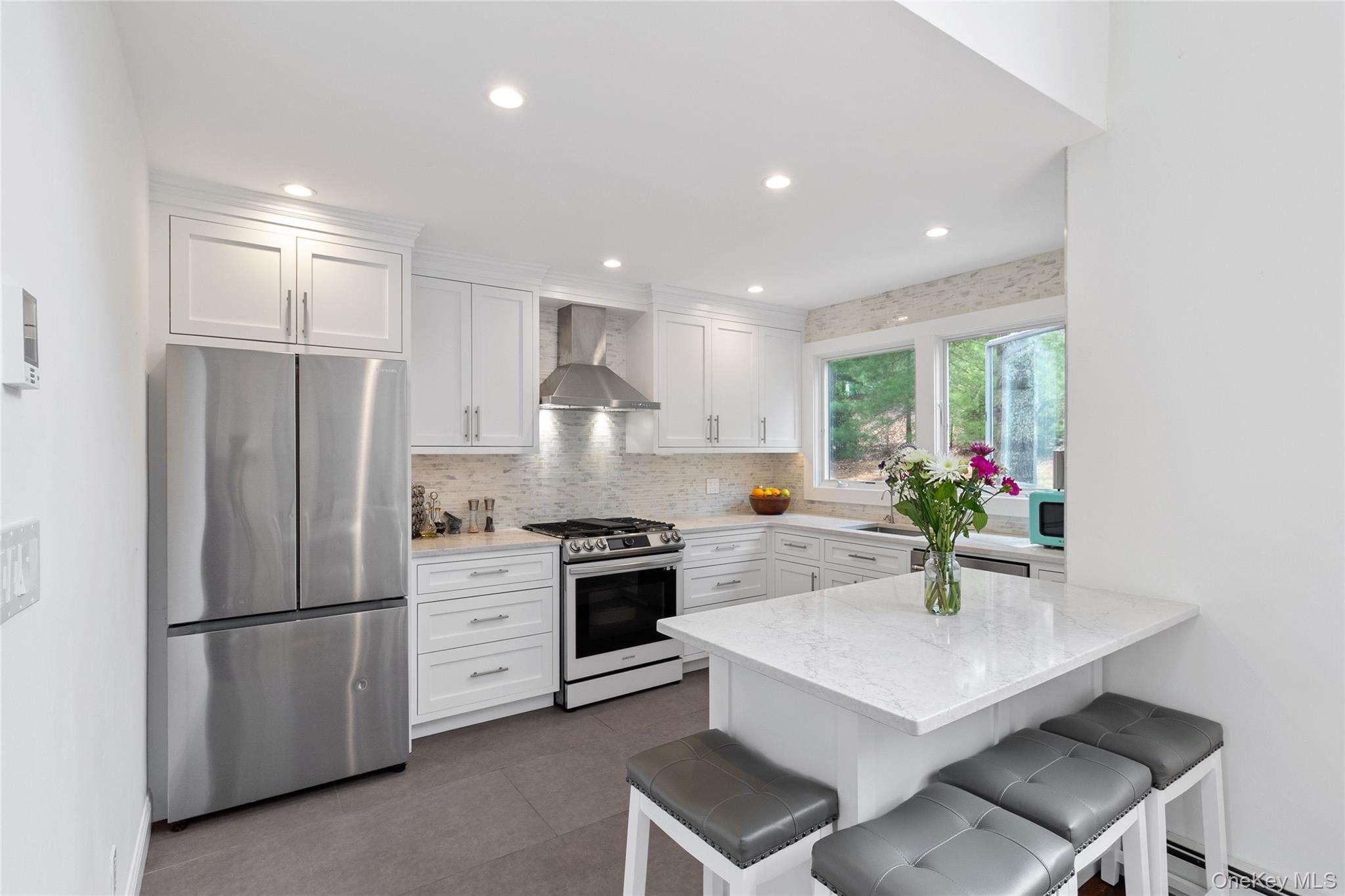 27 Ely Brook Road East Hampton, NY 11937 - Photo 2 of 46