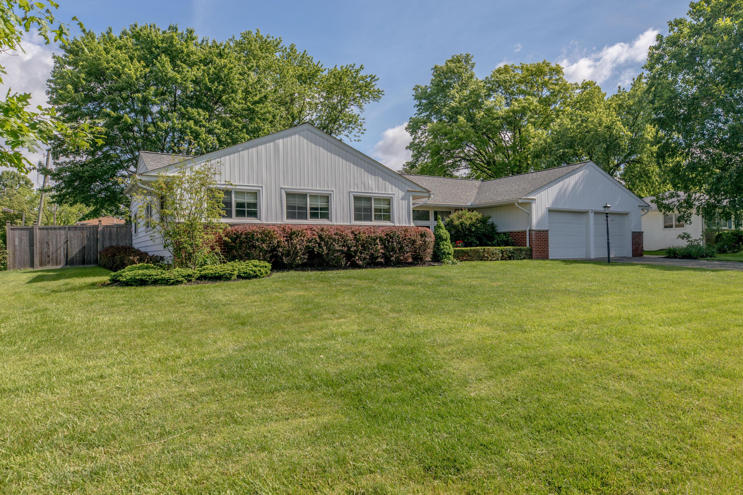 2268 Lytham Road Columbus, OH 43220 - Photo 3 of 30