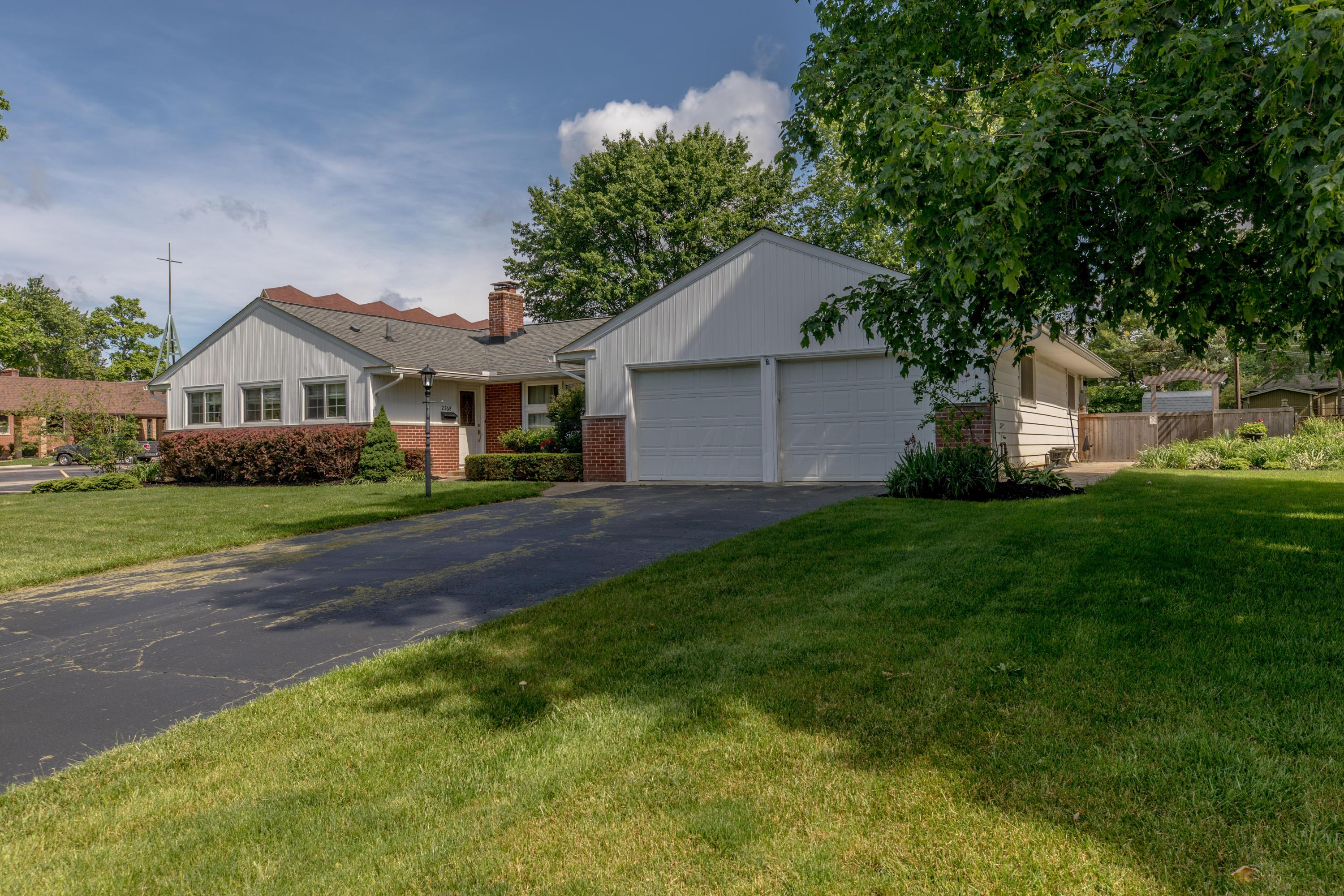 2268 Lytham Road Columbus, OH 43220 - Photo 4 of 30