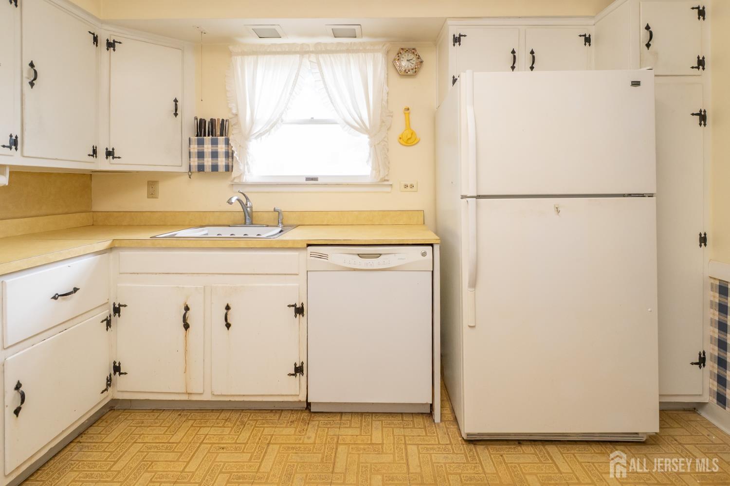 95 Jeffery Road Colonia, NJ 07067 - Photo 12 of 31