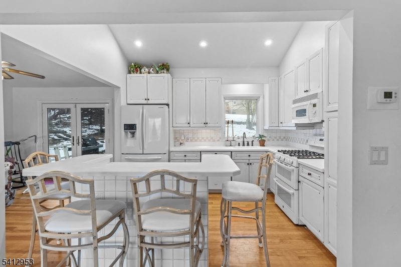 31 Ridge Court Cedar Grove, NJ 07009 - Photo 3 of 33