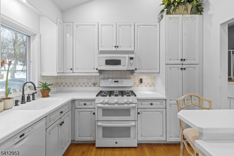 31 Ridge Court Cedar Grove, NJ 07009 - Photo 4 of 33