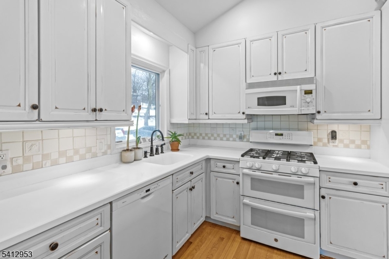 31 Ridge Court Cedar Grove, NJ 07009 - Photo 7 of 33