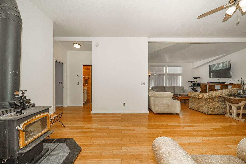 240 Senger Road Junction City, CA 96048 - Photo 12 of 73 living room