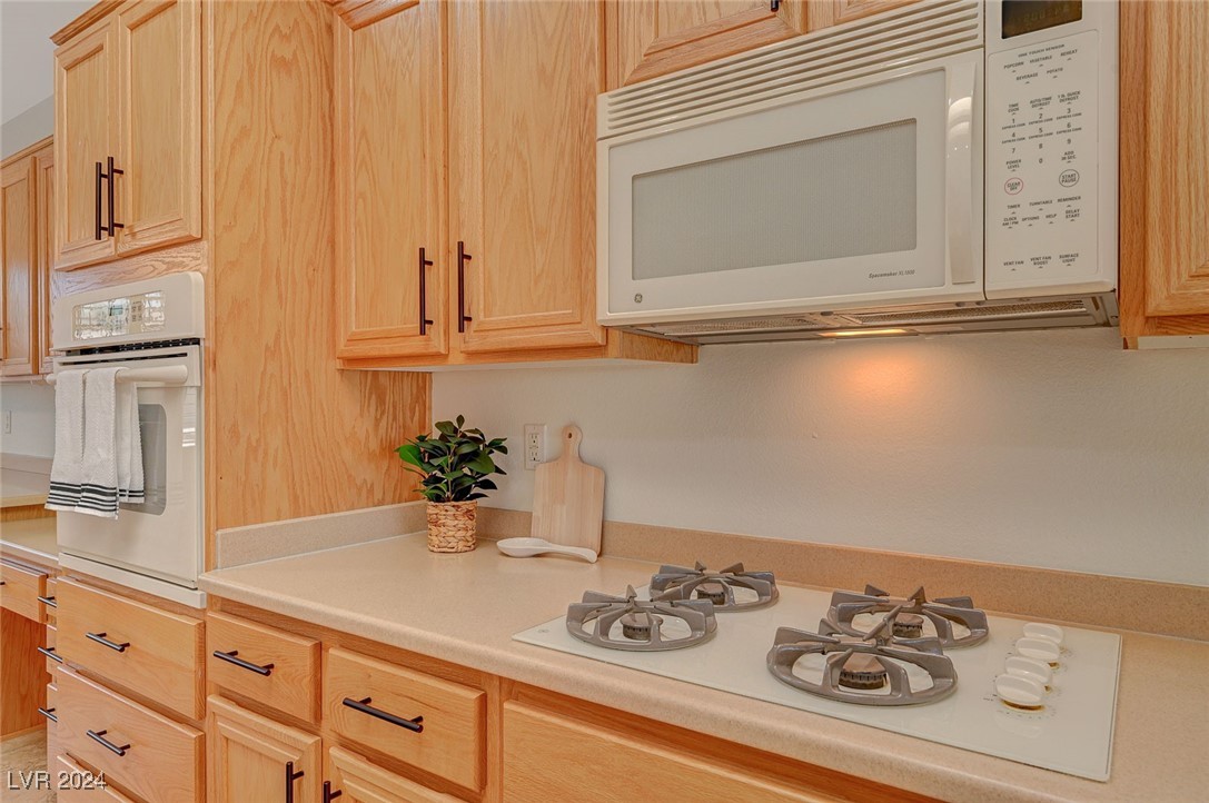 3054 Fort Stanwix Road Henderson, NV 89052 - Photo 19 of 52 gas cooktop