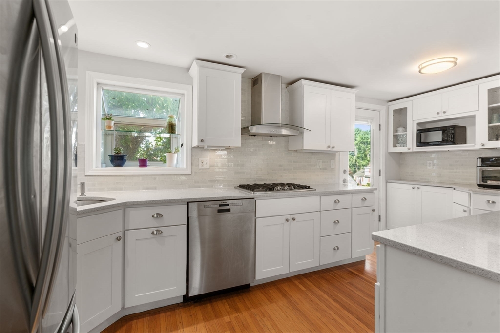 32 Grosvenor Road Waltham, MA 02453 - Photo 7 of 39