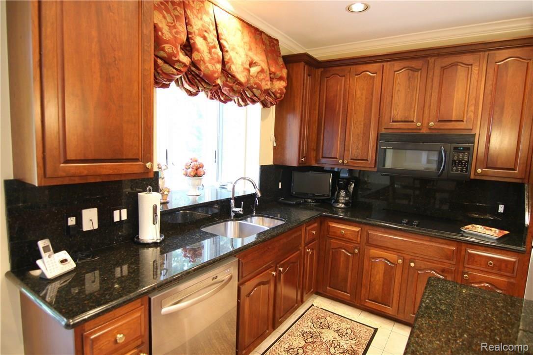 3178 Hedgewood Lane Rochester, MI 48309 - Photo 8 of 40 Hedgewood Ln Kitchen 3.jpg
