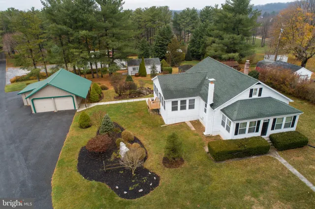 a view of a house with a yard