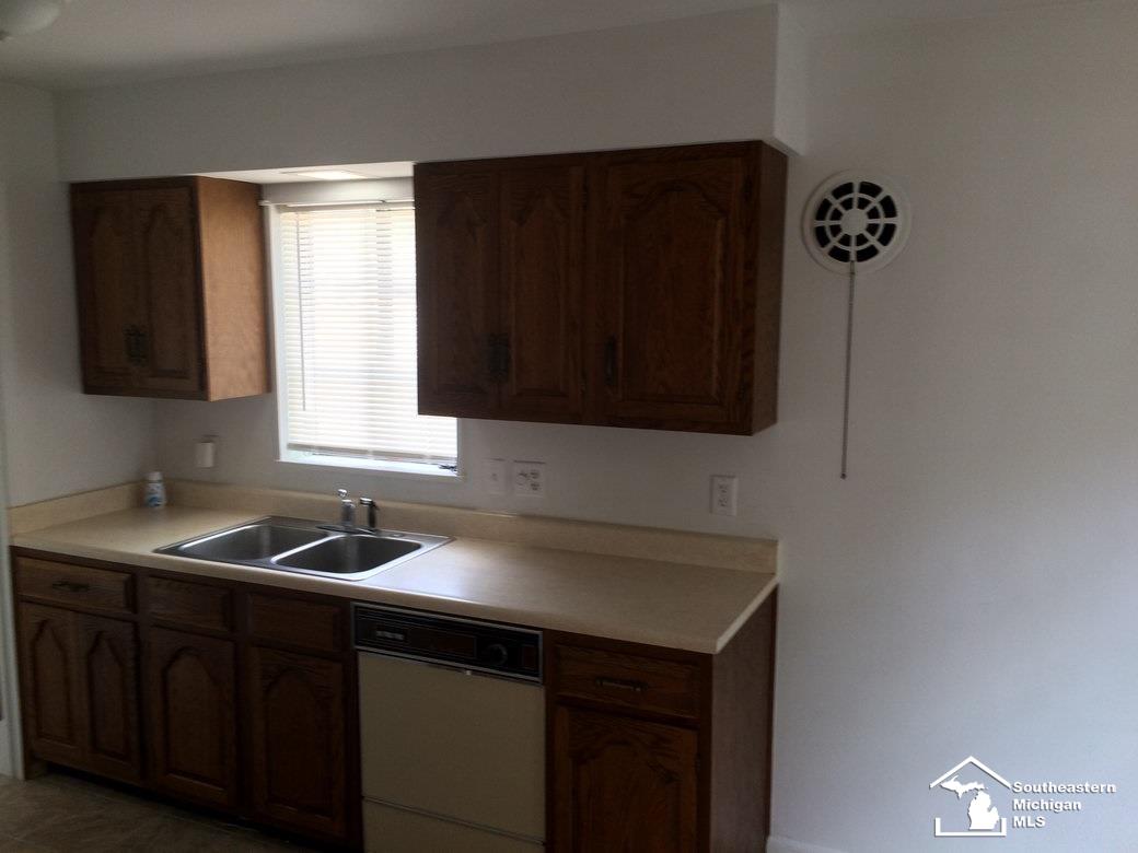 13414 Rosedale Street Southgate, MI 48195 - Photo 20 of 42 31294706-19.JPG