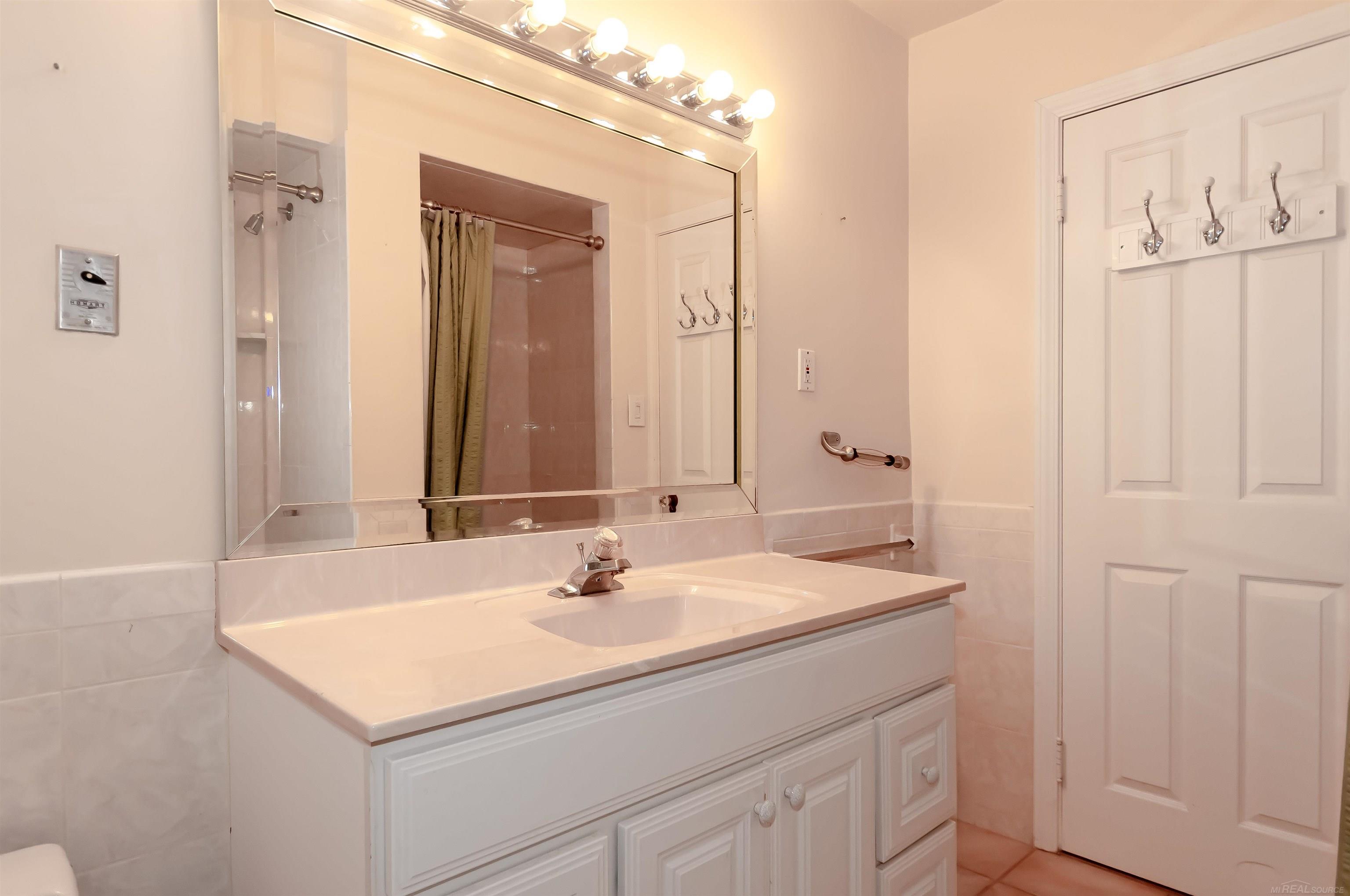 83 Vernier Road Grosse Pointe, MI 48236 - Photo 19 of 32 50099214-18.JPG