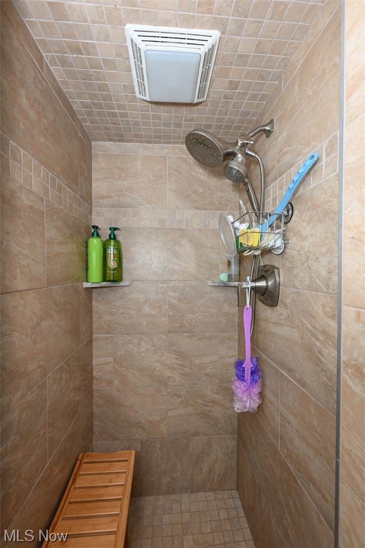 3913 Faversham Road Cleveland, OH 44118 - Photo 20 of 34 Ceramic tiled shower