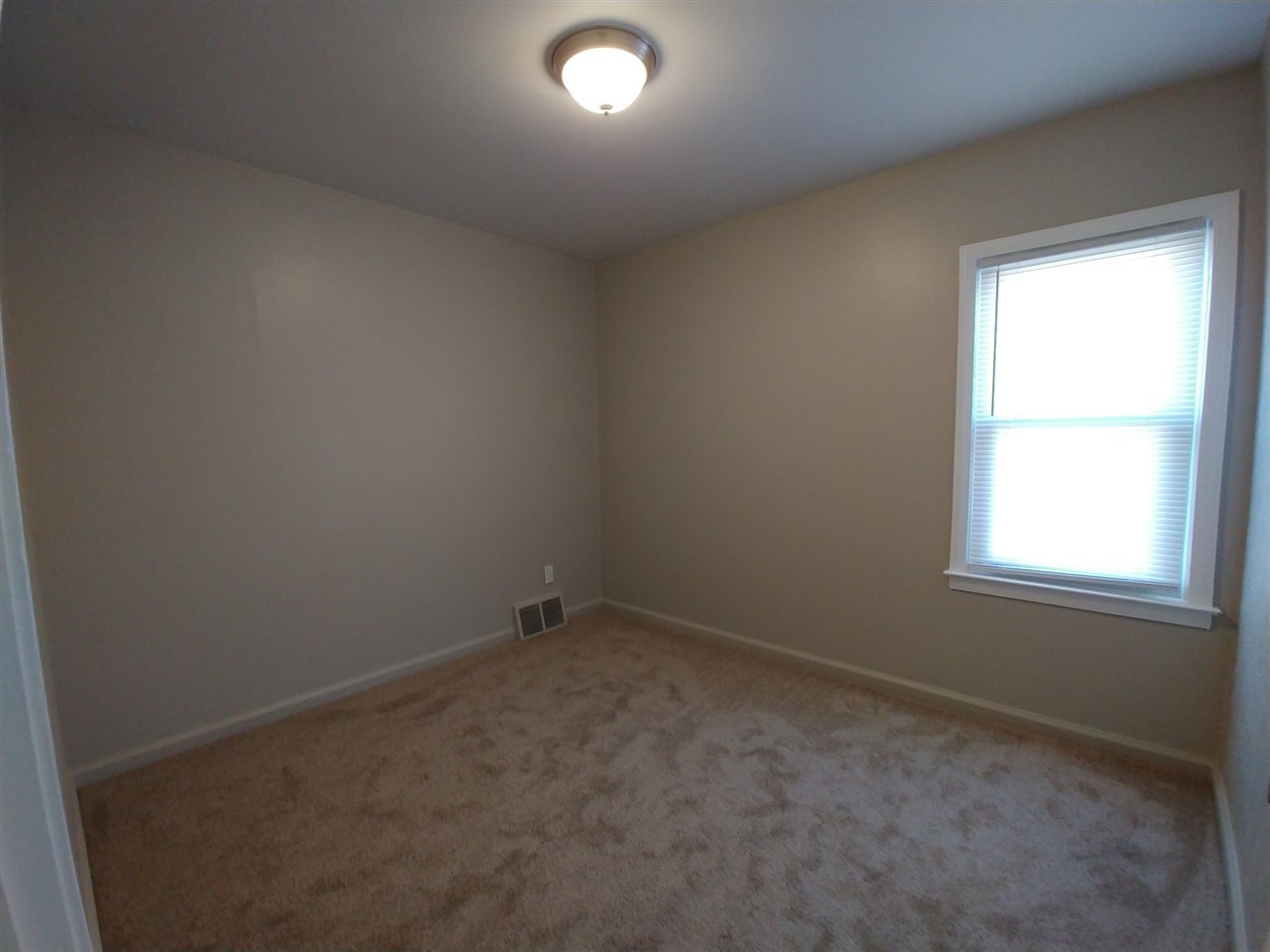 15504 Stephens Eastpointe, MI 48021 - Photo 8 of 14 Gallery Image 8
