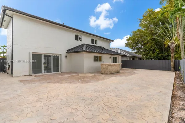 a view of a backyard