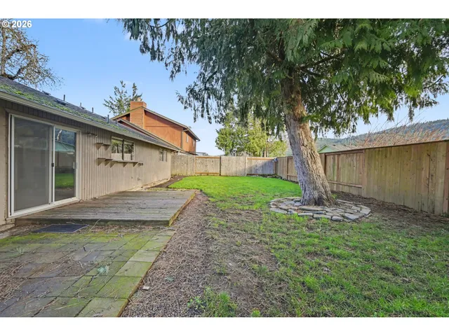 a view of a backyard