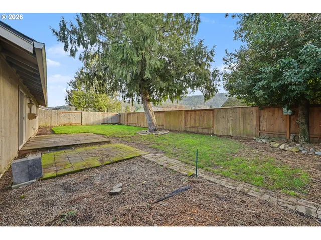 a picture of a wall with a white wall and white wall