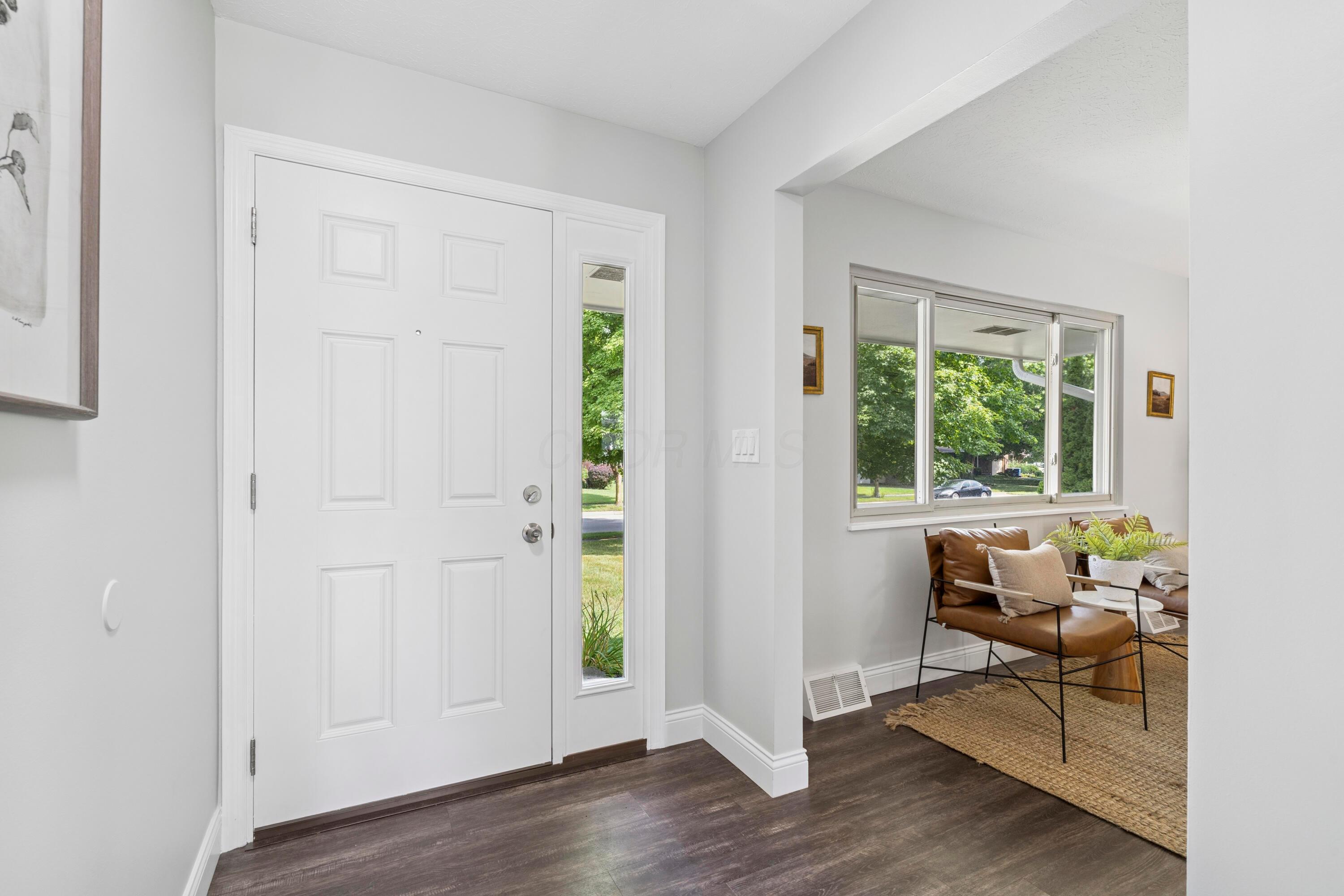 5440 Aspen Road Columbus, OH 43229 - Photo 5 of 52 Entryway