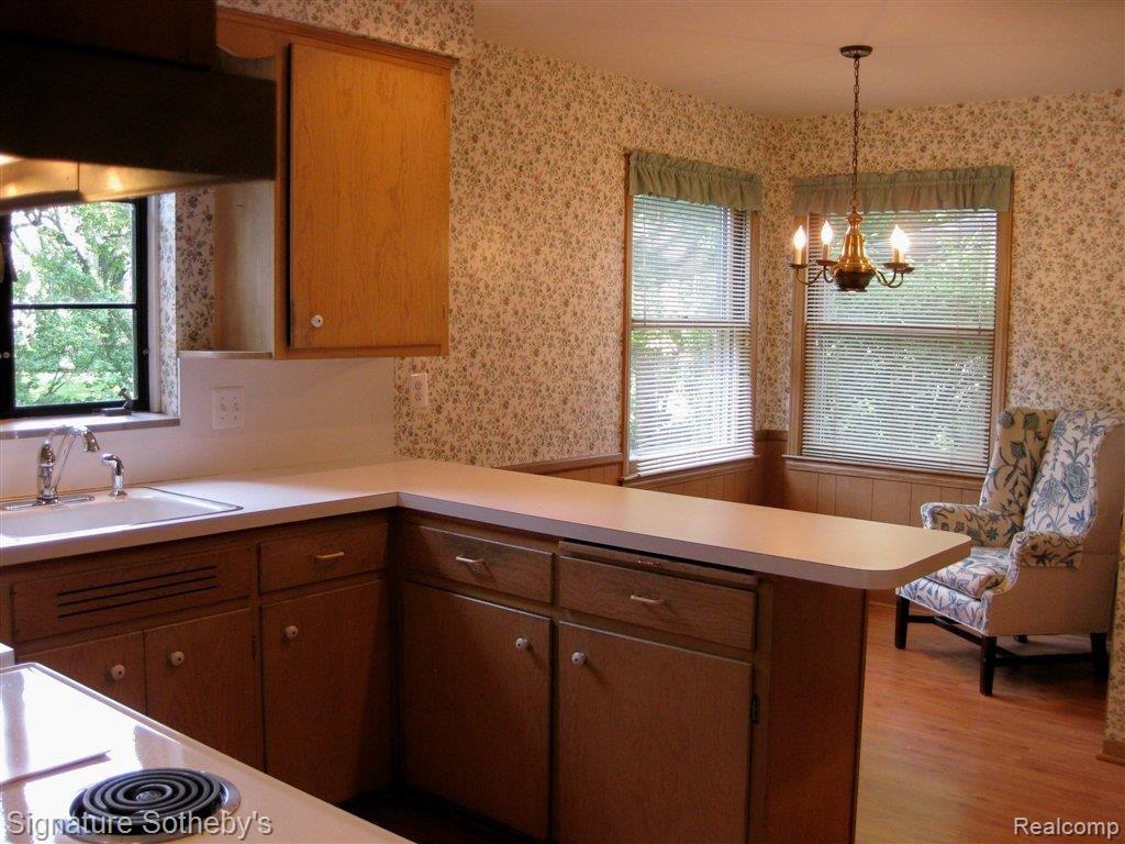 811 Tottenham Road Birmingham, MI 48009 - Photo 5 of 16 Kitchen--Great Spaces--Needs Upd