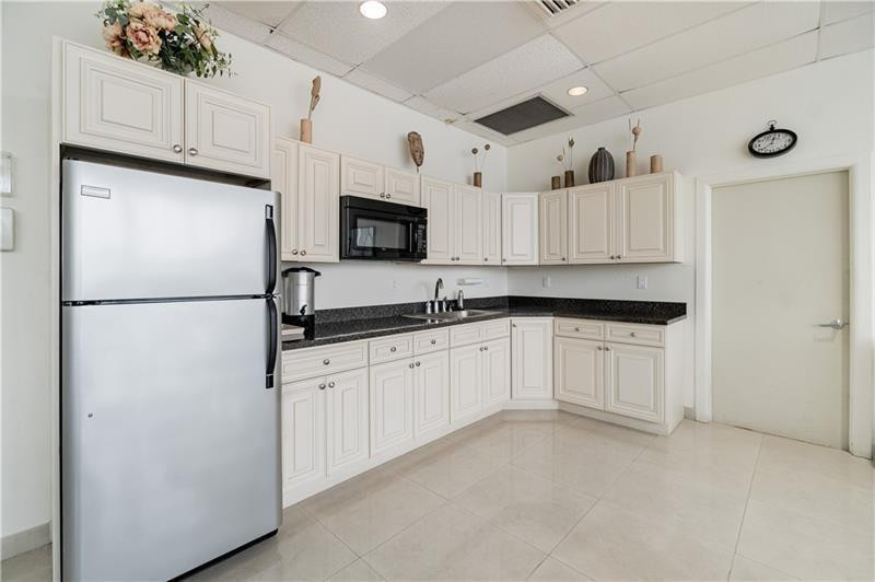521 North Riverside Drive, Unit 602 Pompano Beach, FL 33062 - Photo 5 of 29 Common Kitchen