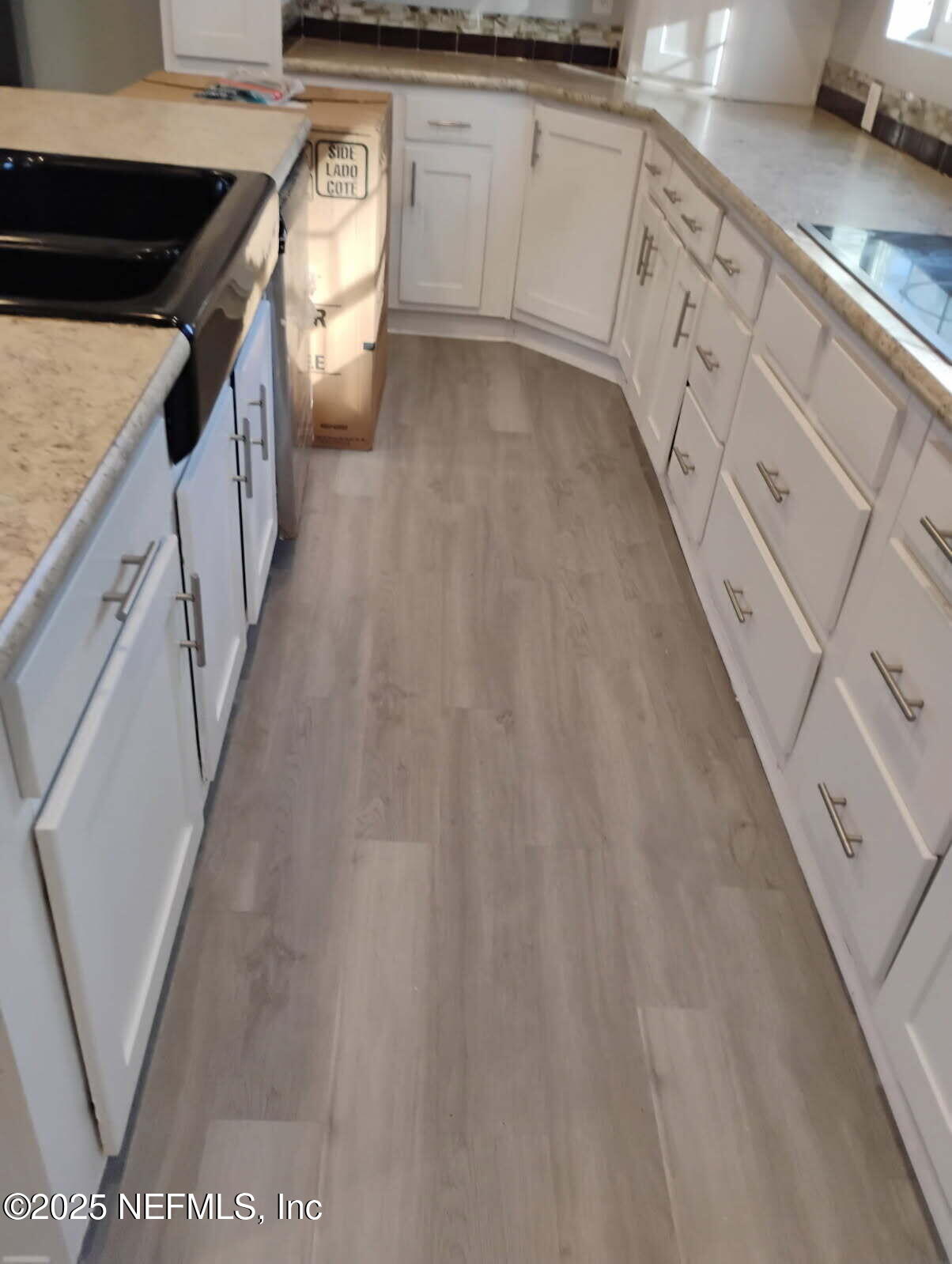 598 San Mateo Road San Mateo, FL 32187 - Photo 8 of 12 a hallway with cabinets