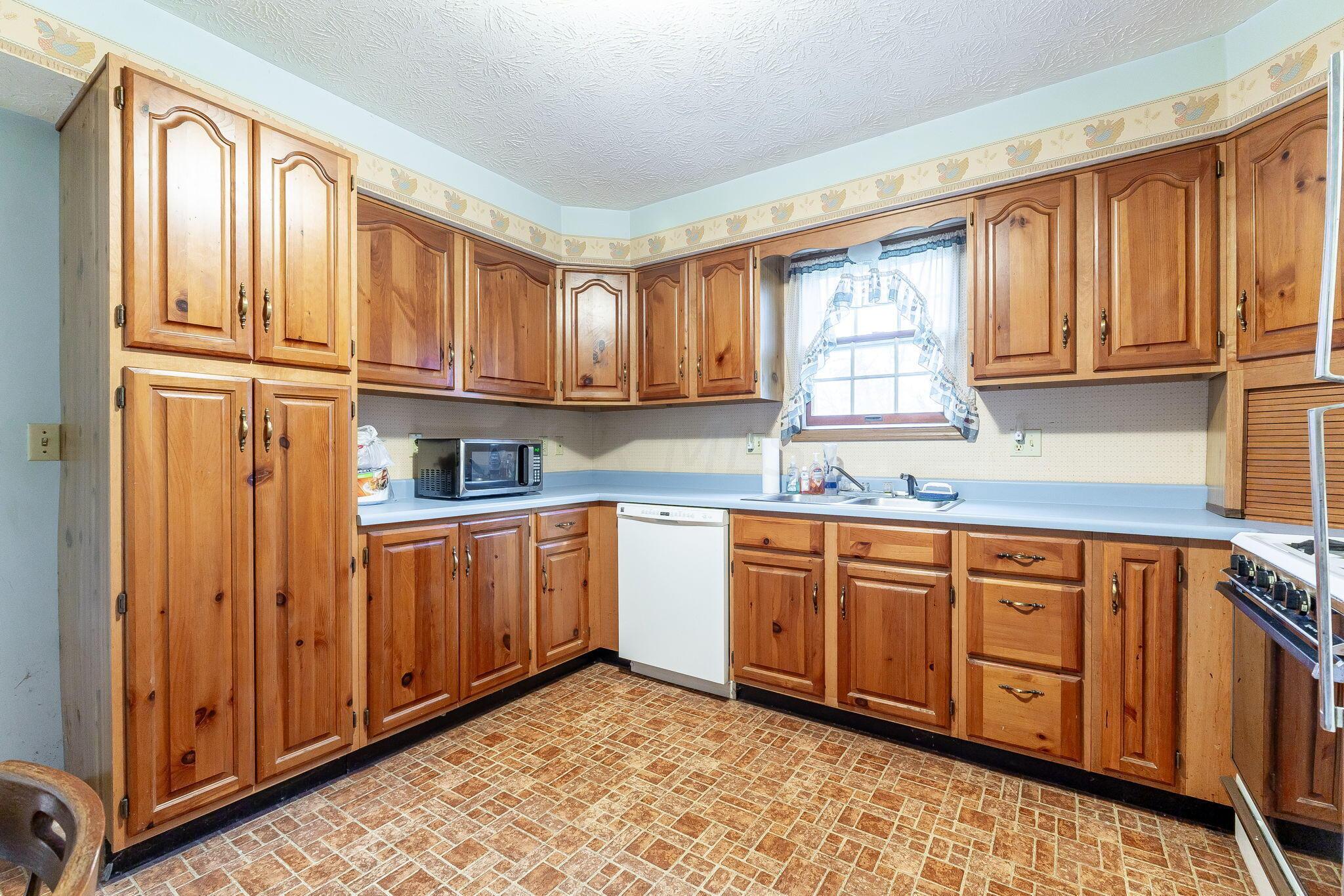487 Meadow Lane Springfield, OH 45505 - Photo 22 of 58 487 Meadow Ln (Interior)-13