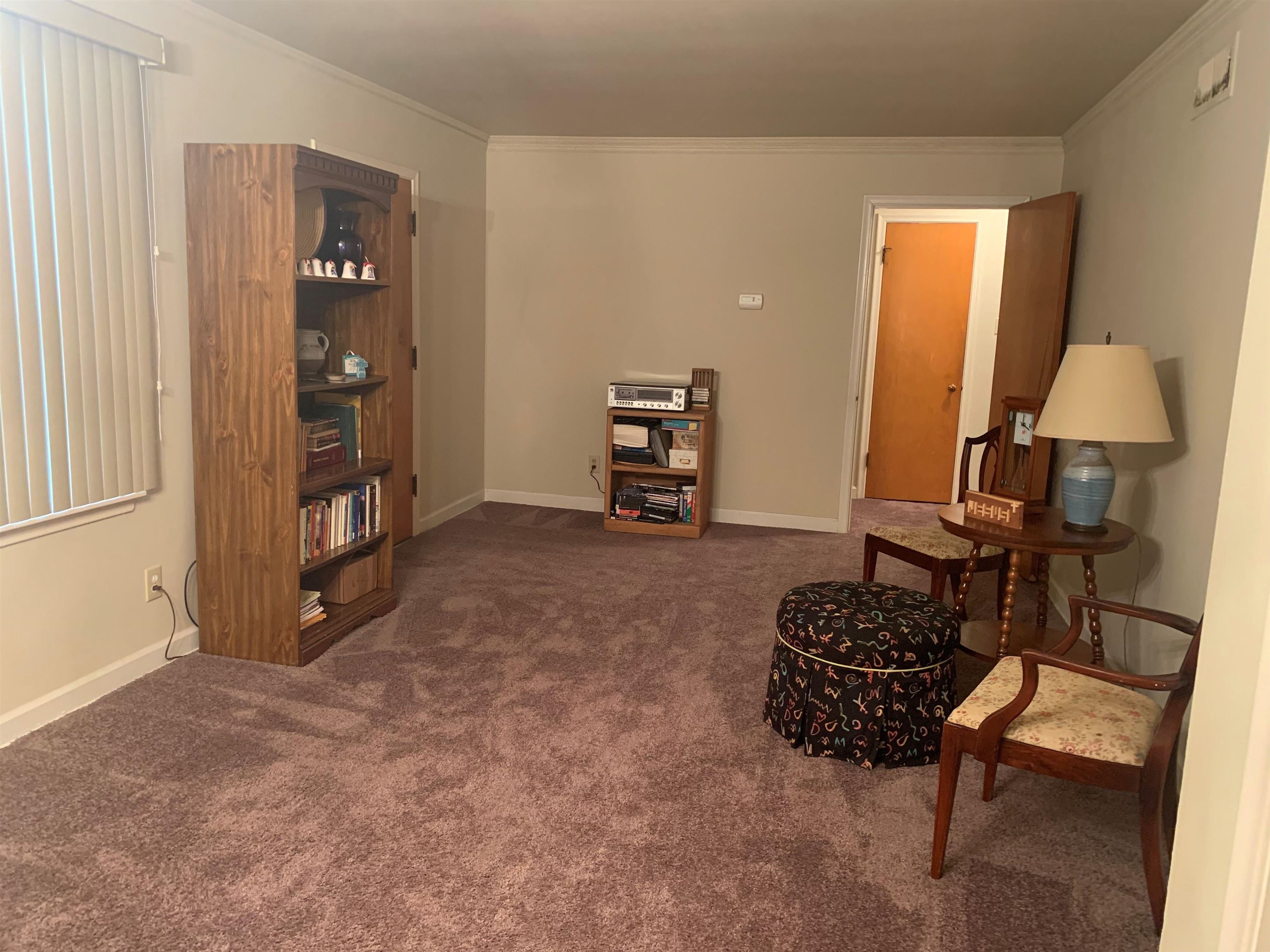 4782 Verne Road Memphis, TN 38117 - Photo 2 of 16 a living room with furniture and a lamp