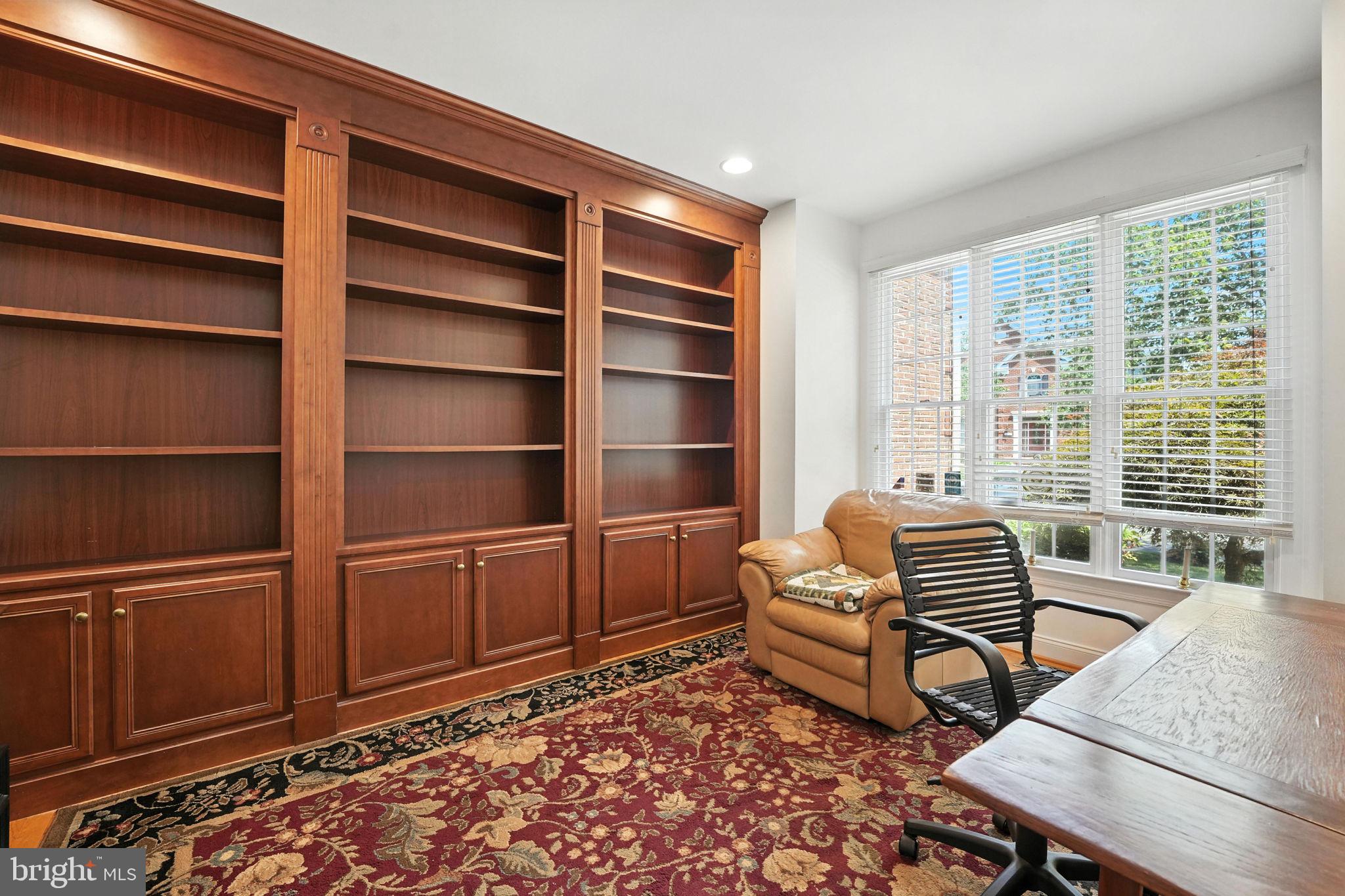 43152 Valiant Drive Chantilly, VA 20152 - Photo 15 of 44 a living room with furniture