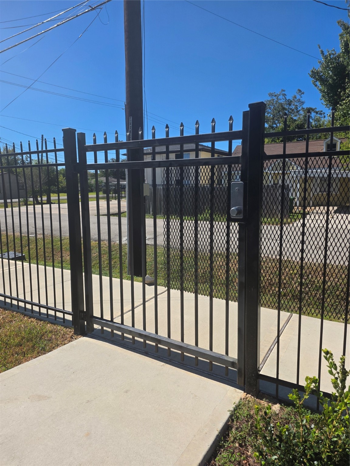 7823 Gladstone Street, Unit B2 Houston, TX 77051 - Photo 30 of 30 Pedestrian Gate